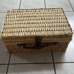 Empty picnic basket